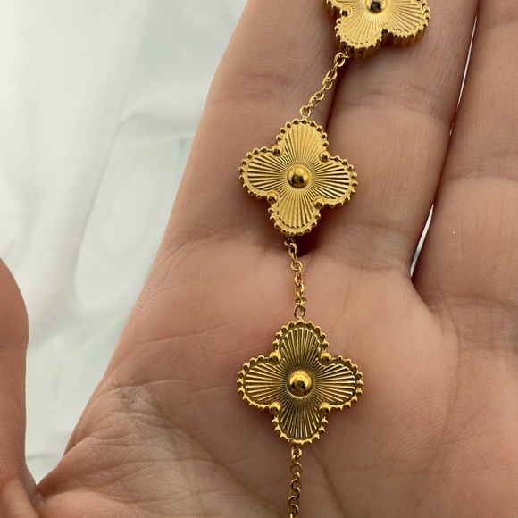 Alhambra Gold Floral Bracelet - Picture 6 of 8